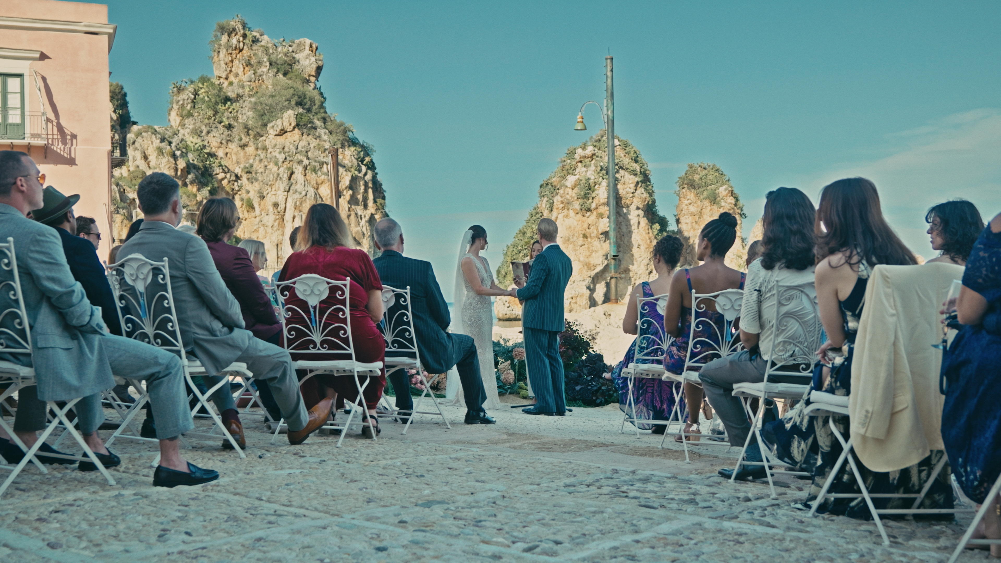 Cerimonia davanti ai faraglioni